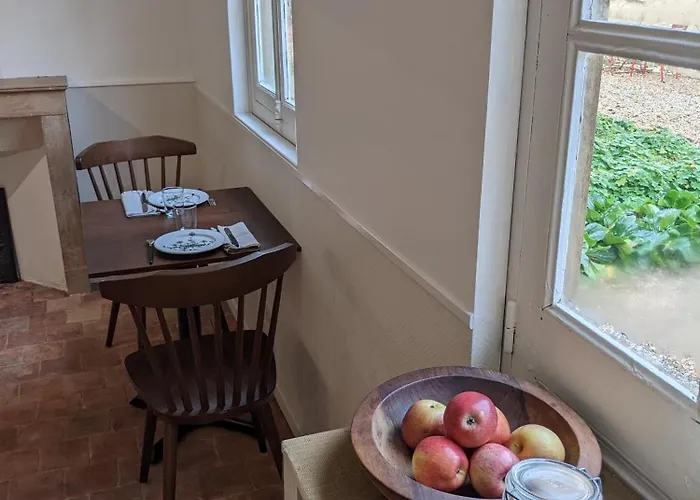 Le 14 Faubourg Bed and Breakfast Μπον